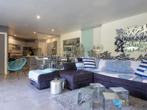 un salon avec un canapé et une table dans l'établissement Holiday Home Un petit coin de paradis by Interhome, à Châteaurenard