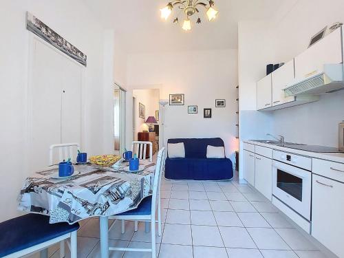 une cuisine avec une table et une salle à manger dans l'établissement Apartment de la Plage et d'Angleterre by Interhome, à Royan