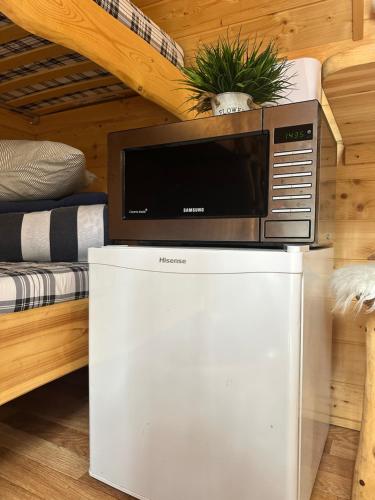 a microwave sitting on top of a refrigerator at Hosby Päkapikumaja Vormsi saarel in Hosby