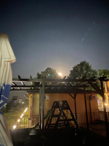 ein Blick auf ein Gebäude bei Nacht mit einer Leiter in der Unterkunft Complex Terazini in Byala