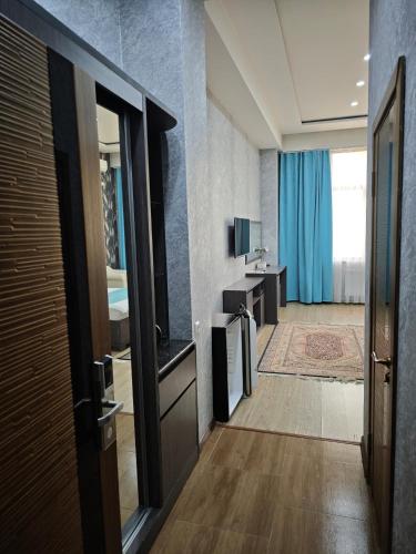 ドゥシャンベにあるBaland Vatan Hotelのバスルーム付きのホテルルームの廊下