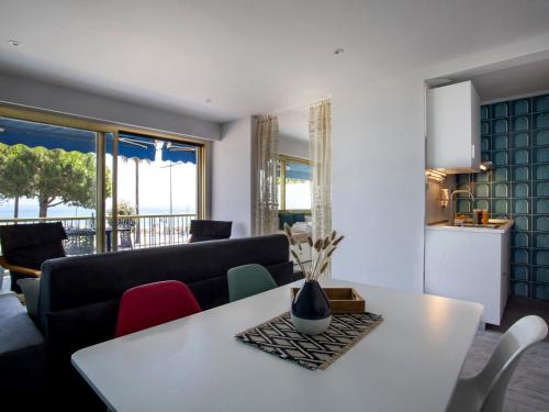 un salon avec une table et un canapé dans l'établissement Apartment le grand large-1 by Interhome, à Cagnes-sur-Mer