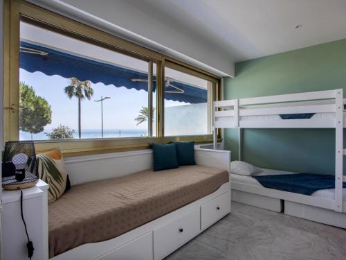 une chambre avec deux lits superposés et une fenêtre dans l'établissement Apartment le grand large-1 by Interhome, à Cagnes-sur-Mer