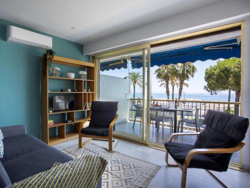 un salon avec vue sur l'océan dans l'établissement Apartment le grand large-1 by Interhome, à Cagnes-sur-Mer