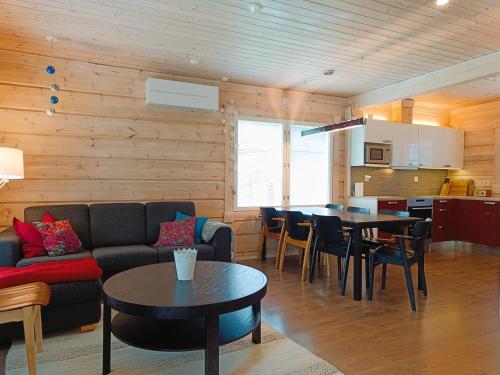 una sala de estar con un sofá y una mesa en Kaarnikka, en Syöte