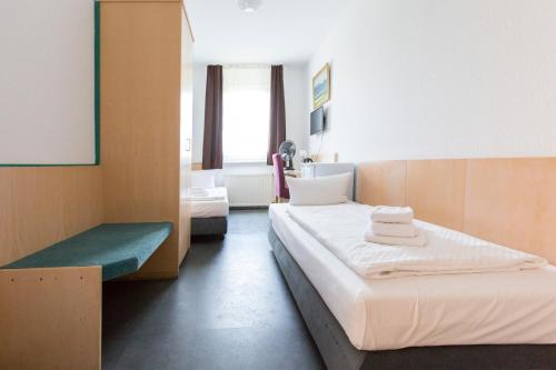 Ένα ή περισσότερα κρεβάτια σε δωμάτιο στο Hotel-Pension ODIN