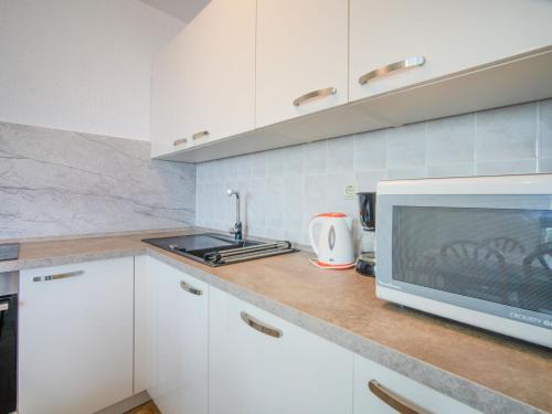 Η κουζίνα ή μικρή κουζίνα στο Holiday Home Mara by Interhome
