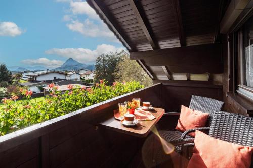 a balcony with a table and chairs and a view at Appartementhaus Ederegger in Ebbs