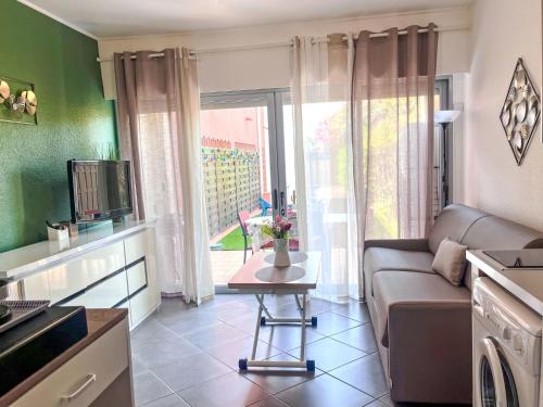 un salon avec un canapé et une table dans l'établissement Studio Club Du Golf by Interhome, au Cap d'Agde