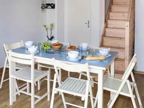 une table bleue et des chaises avec de la nourriture dans l'établissement Apartment Les Sables Vignier-2 by Interhome, à Saint-Georges-dʼOléron