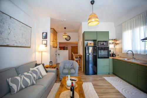 a living room with a couch and a kitchen at V la vie in Ioannina