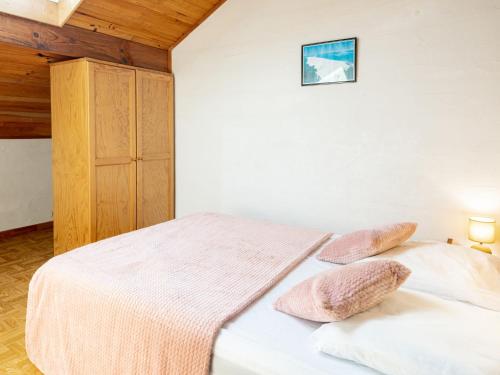 une chambre avec un lit avec deux oreillers dessus dans l'établissement Holiday Home Sicard-8 by Interhome, à Mimizan