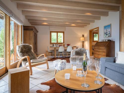 uma sala de estar com mesa e cadeiras em Chalet Dendron by Interhome em Ovronnaz