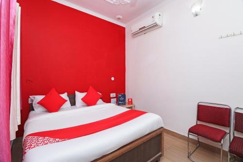 Postel nebo postele na pokoji v ubytování Hotel O Mahalaxmi Palace