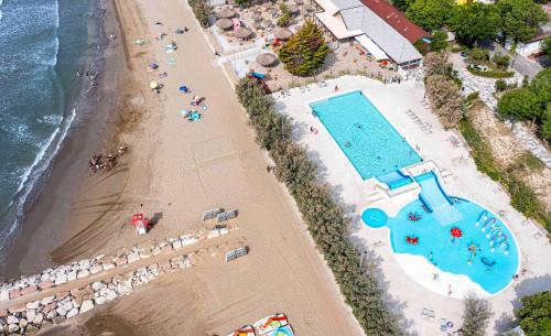 an overhead view of a beach with a swimming pool at Villaggio San Francesco - Adria Holiday Mobile Homes in Duna Verde