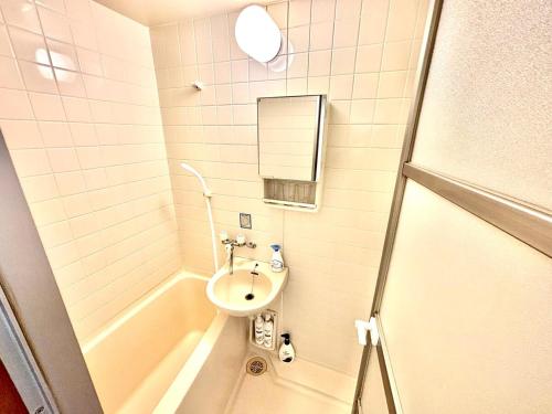 un bagno con lavandino e vasca da bagno di 2F 3 minutes walk from Nishi-Oi Station, Shinagawa Ward, 4 stations available, surrounded by commercial streets, rich life, convenient transportation a Tokyo