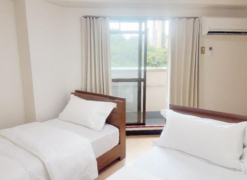 due letti in una stanza con finestra di 2F 3 minutes walk from Nishi-Oi Station, Shinagawa Ward, 4 stations available, surrounded by commercial streets, rich life, convenient transportation a Tokyo