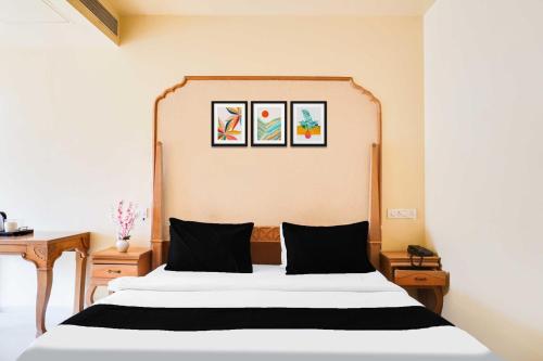 a bedroom with a bed and a desk at Collection O Baner Road Pune formerly Hotel Rajwada in Dāpuri