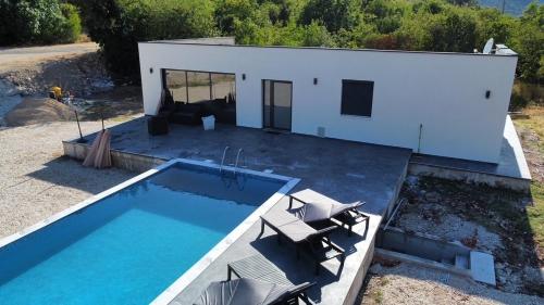 ネウムにあるVilla Leonaのプール付きの家の航空写真