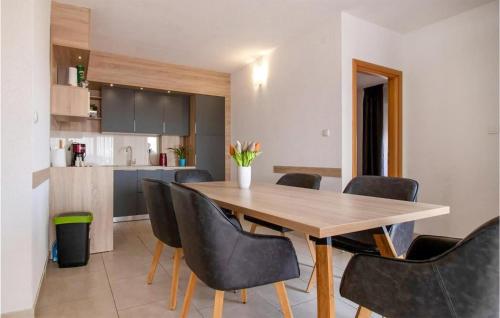 2 Bedroom Awesome Apartment In Bibinje