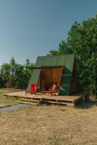 a green tent with two chairs on a wooden platform at Sve Mir in Boljevac