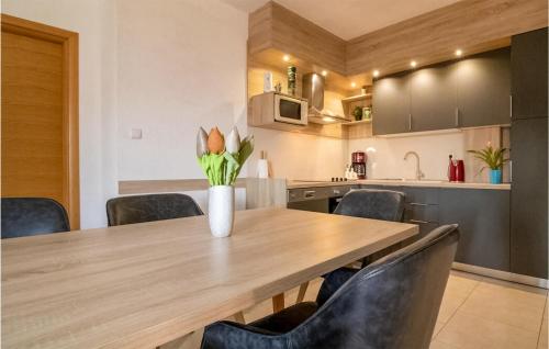2 Bedroom Awesome Apartment In Bibinje