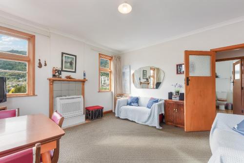 皮克顿The Signal - Stylish Deco Apt with Deck and Marina View的带床和桌子的客厅