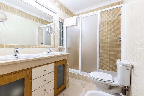 a bathroom with a toilet and a sink and a shower at Arribas Beach House 19V3 by AlgarveManta in Vila Nova de Cacela