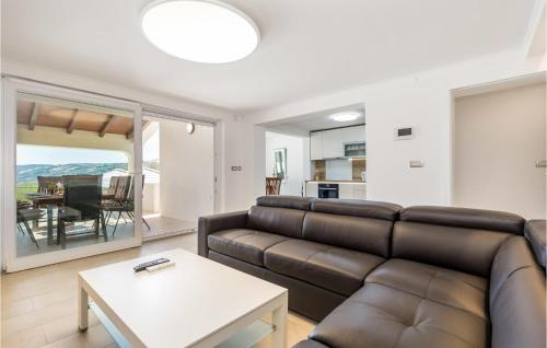 una sala de estar con un sofá y una mesa en Gorgeous Home In Lopar, en Lopar