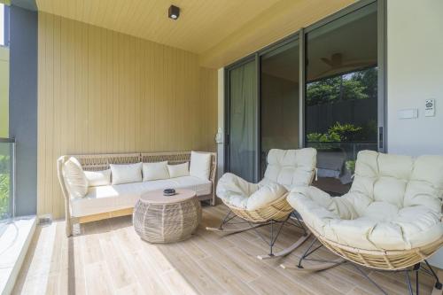 Posezení v ubytování Laguna Beachfront 3BR Cozy Condo