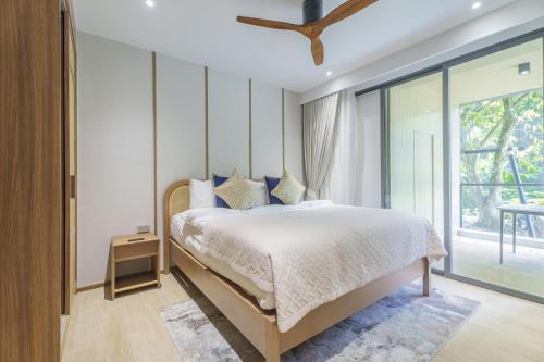 Postel nebo postele na pokoji v ubytování Laguna Beachfront 3BR Cozy Condo