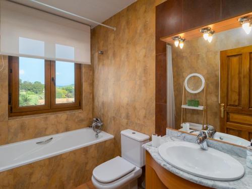 OngayoにあるMagnifica casa con vistas espectacularesのトイレ、洗面台、窓のあるバスルーム