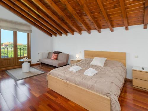 OngayoにあるMagnifica casa con vistas espectacularesのベッドと椅子と窓のある寝室