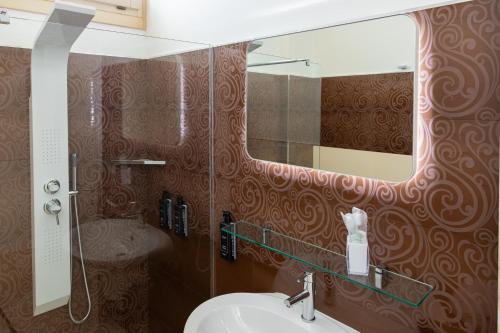 a bathroom with a sink and a mirror at Boomerang Village in Torre Colimena