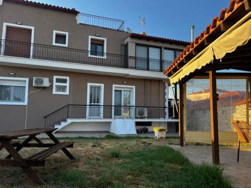 a building with a picnic table and a patio at Modern Makri in Mákri
