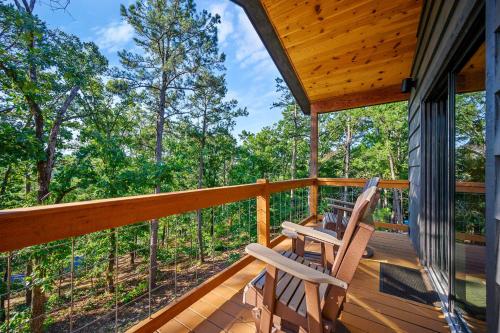 Balkoni atau teres di Once Upon A View! Floating Hammock, Hot Tub, Firewood, Views!