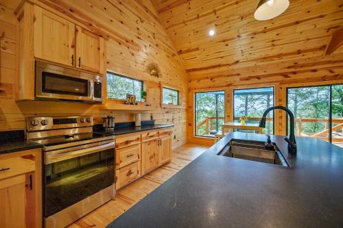 Dapur atau dapur kecil di Once Upon A View! Floating Hammock, Hot Tub, Firewood, Views!