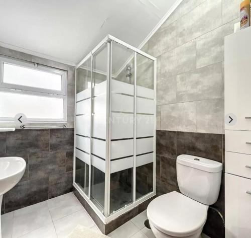 ein Badezimmer mit Toilette und Waschbecken in der Unterkunft Northeast Azores, Rocha Mar House in Nordestinho