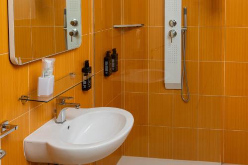 a bathroom with a sink and a mirror at Boomerang Village in Torre Colimena