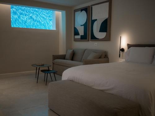 Postel nebo postele na pokoji v ubytování VEZO Suites Mykonos