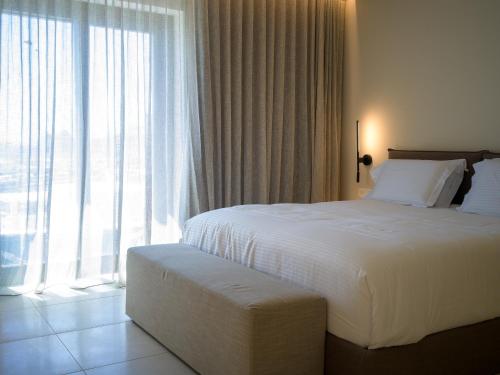Postel nebo postele na pokoji v ubytování VEZO Suites Mykonos
