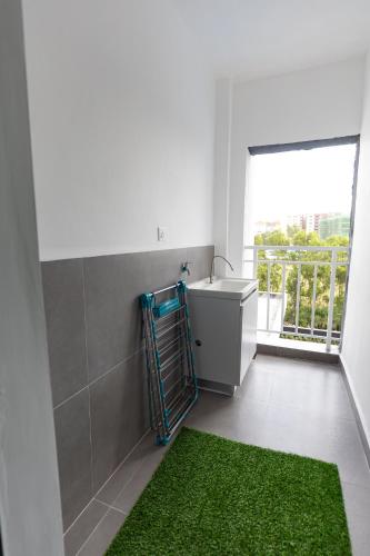 a bathroom with a sink and a green rug at TheEJResidence- 2Bedroom All Ensuite- 7km from JKIA 3km from SGR and Expressway along Mombasa Road-Nairobi Kenya in Nairobi
