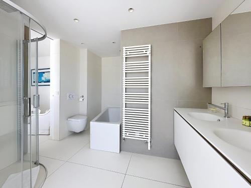 une salle de bain blanche avec des toilettes et un lavabo dans l'établissement Penthouse 2-Bedroom apartment with 360º views and parking, à Cannes