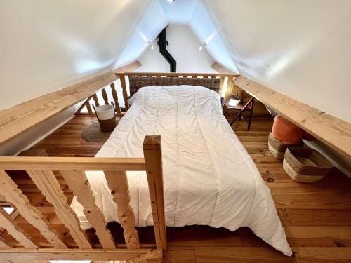 a bedroom with a bed in a attic at Belz - Maison de vacances 3 pièces, jardin clos - FR-1-479-227 in Belz