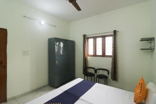 Ένα ή περισσότερα κρεβάτια σε δωμάτιο στο SPOT ON Sneha Home Stay