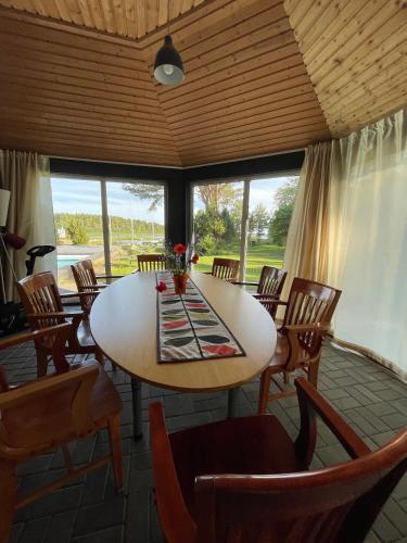 a dining room with a table and chairs at Paatsalu Sadam in Paatsalu