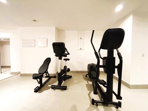 a room with three exercise chairs in a room at UniHome Niterói by Housi in Niterói