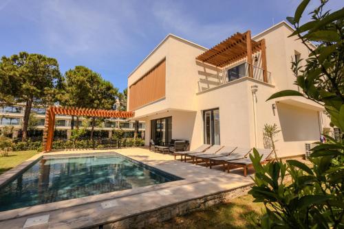 an image of a villa with a swimming pool at SanPietro Premium Villas in Draçi