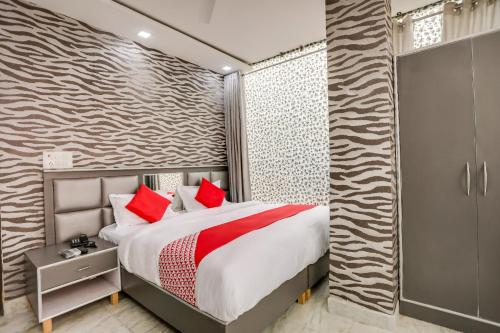 Katil atau katil-katil dalam bilik di Hotel O Anshun Residency Near Mk Cinemas Rohini