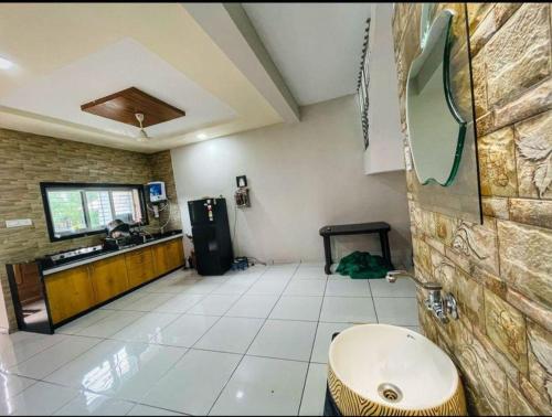 bagno con lavandino e bancone in camera di Ganesh Farm House a Surat
